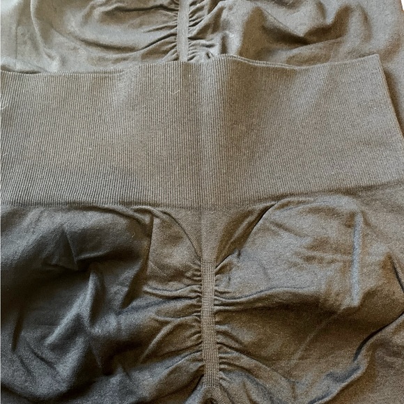 BUNDLE 2 Pair of Scrunch Shorts 12.00      5.95 shipping too! 👀 BNWOT Junior's - Picture 5 of 9